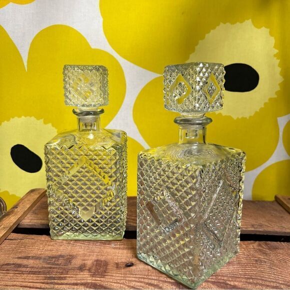Pair of Two Vintage 1960s Diamond Accented Glass Decanters - Picture 2 of 10